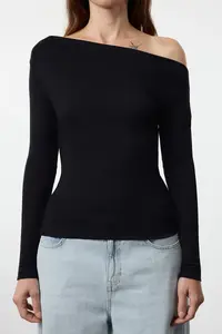 TRENDYOLMİLLA Black Plain Soft Fabric Fitted Boat Neck Knitting Blouse - Image 5
