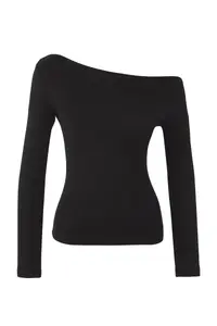 TRENDYOLMİLLA Black Plain Soft Fabric Fitted Boat Neck Knitting Blouse - Image 7