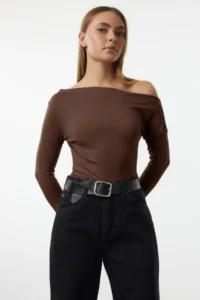 TRENDYOLMİLLA Brown Plain Soft Fabric Fitted Boat Neck Knitting Blouse
