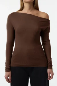 TRENDYOLMİLLA Brown Plain Soft Fabric Fitted Boat Neck Knitting Blouse - Image 4