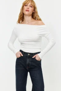 TRENDYOLMİLLA Ecru Soft Fabric Fitted Boat Neck Knitting Blouse