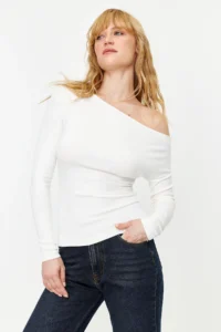 TRENDYOLMİLLA Ecru Soft Fabric Fitted Boat Neck Knitting Blouse - Image 3