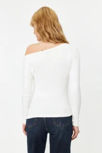 TRENDYOLMİLLA Ecru Soft Fabric Fitted Boat Neck Knitting Blouse - Image 6