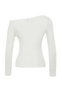 TRENDYOLMİLLA Ecru Soft Fabric Fitted Boat Neck Knitting Blouse - Image 8