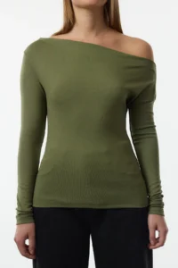 TRENDYOLMİLLA Khaki Plain Soft Fabric Fitted Boat Neck Knitting Blouse - Image 4