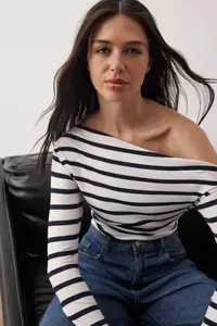 TRENDYOLMİLLA Navy Blue Striped Soft Fabric Fitted Boat Neck Knitting Blouse