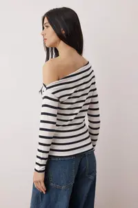 TRENDYOLMİLLA Navy Blue Striped Soft Fabric Fitted Boat Neck Knitting Blouse - Image 4