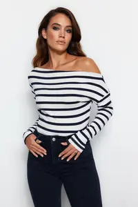 TRENDYOLMİLLA Navy Blue Striped Soft Fabric Fitted Boat Neck Knitting Blouse - Image 7