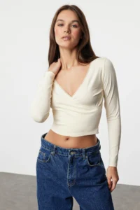 TRENDYOLMİLLA Ecru Derin Double breasted Yaka Lace Detailed Long Sleeve Crop Cotton Flexible Knitting Blouse - Image 2