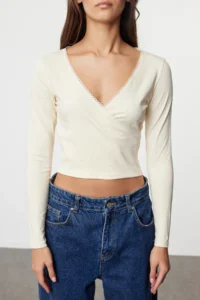 TRENDYOLMİLLA Ecru Derin Double breasted Yaka Lace Detailed Long Sleeve Crop Cotton Flexible Knitting Blouse - Image 3
