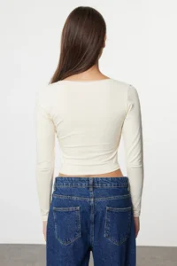 TRENDYOLMİLLA Ecru Derin Double breasted Yaka Lace Detailed Long Sleeve Crop Cotton Flexible Knitting Blouse - Image 5