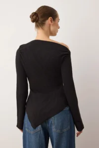 TRENDYOLMİLLA Black Drapeli Boat Neck Asymmetric Flexible Long Sleeve Knitting Blouse - Image 4