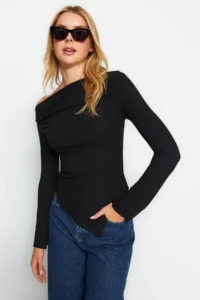 TRENDYOLMİLLA Black Drapeli Boat Neck Asymmetric Flexible Long Sleeve Knitting Blouse - Image 6