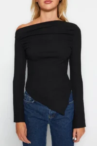 TRENDYOLMİLLA Black Drapeli Boat Neck Asymmetric Flexible Long Sleeve Knitting Blouse - Image 7