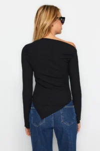 TRENDYOLMİLLA Black Drapeli Boat Neck Asymmetric Flexible Long Sleeve Knitting Blouse - Image 9