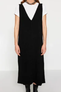 TRENDYOLMİLLA Black Maxi V-neck gilet Knit Dress - Image 4