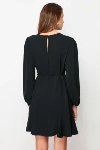TRENDYOLMİLLA Black Belted Plain Kesim Crew Neck Mini Weaving Dress - Image 6