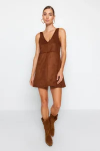 TRENDYOLMİLLA Brown V-neck gilet Suede Mini Knitting Dress - Image 3