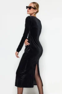 TRENDYOLMİLLA Black Velvet Shirred Fitted Flexible Maxi Knitting Dress - Image 3