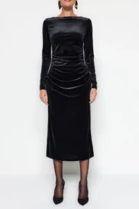 TRENDYOLMİLLA Black Velvet Shirred Fitted Flexible Maxi Knitting Dress - Image 4