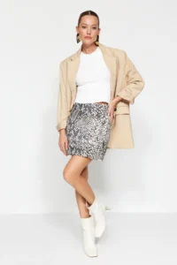 TRENDYOLMİLLA Multicolored Snakeskin Patterned High Waist slit interlock Mini Knitting Skirt - Image 4