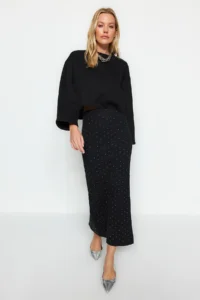 TRENDYOLMİLLA Black Fish/Fitting Stone Accessory Detailed Midi Knitting Skirt - Image 3