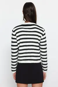 TRENDYOLMİLLA Ecru Soft textured Striped Fitted Knitwear Cardigan - Image 5