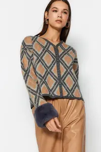 TRENDYOLMİLLA Beige Removable Faux Fur Glitter Crop Knitwear Cardigan - Image 2