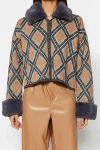 TRENDYOLMİLLA Beige Removable Faux Fur Glitter Crop Knitwear Cardigan - Image 3