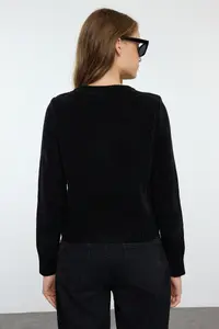 TRENDYOLMİLLA Black Premium Yarn/Special Yarn Pocket Detail Knitwear Cardigan - Image 5