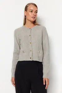 TRENDYOLMİLLA Gray Crop Premium Yarn/Special Yarn Pocket Detail Knitwear Cardigan - Image 3