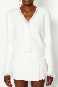 TRENDYOLMİLLA Ecru Soft textured Lace Detailed Knitwear Cardigan - Image 4