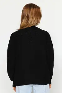 TRENDYOLMİLLA Black Wide Pattern Soft textured Pocket Detail Knitwear Cardigan - Image 5