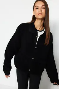 TRENDYOLMİLLA Black Wide Pattern Polo Shirt Collar Buklet Knitwear Cardigan - Image 2