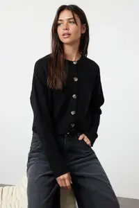 TRENDYOLMİLLA Black Crop Soft textured buttoned Knitwear Cardigan