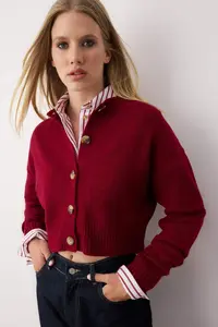 TRENDYOLMİLLA Burgundy Crop Soft textured buttoned Knitwear Cardigan