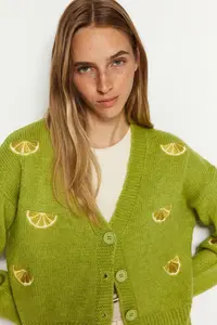TRENDYOLMİLLA Green Soft textured Embroidery Detailed V-neck Knitwear Cardigan - Image 3