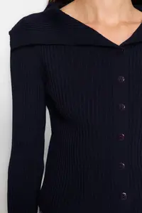 TRENDYOLMİLLA Navy Blue Crop Turndown collar Knitwear Cardigan - Image 4