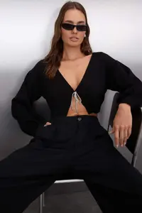 TRENDYOLMİLLA Black Super Crop Basic with bow Knitwear Cardigan - Image 2