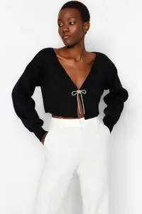 TRENDYOLMİLLA Black Super Crop Basic with bow Knitwear Cardigan - Image 6