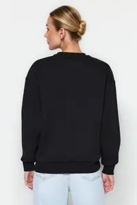 TRENDYOLMİLLA Black Thick Fleece Inside Regular/Normal Pattern Crew Neck Basic Knitting Sweatshirt - Image 6
