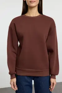TRENDYOLMİLLA Brown Thick Fleece Inside Regular/Normal Pattern Crew Neck Basic Knitting Sweatshirt - Image 4