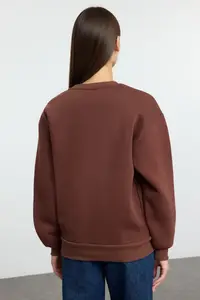 TRENDYOLMİLLA Brown Thick Fleece Inside Regular/Normal Pattern Crew Neck Basic Knitting Sweatshirt - Image 6