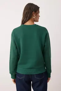 TRENDYOLMİLLA Emerald Green Thick Regular Pattern Crew Neck Basic Knitting Sweatshirt with Fleece Inside - Image 4