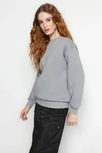 TRENDYOLMİLLA Gray Thick Fleece Inside Regular/Normal Pattern Crew Neck Basic Knitting Sweatshirt - Image 3