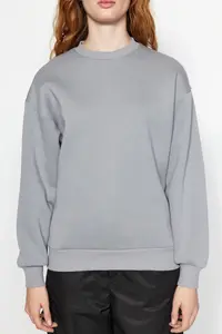 TRENDYOLMİLLA Gray Thick Fleece Inside Regular/Normal Pattern Crew Neck Basic Knitting Sweatshirt - Image 4