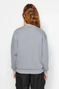 TRENDYOLMİLLA Gray Thick Fleece Inside Regular/Normal Pattern Crew Neck Basic Knitting Sweatshirt - Image 6