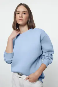 TRENDYOLMİLLA Light Blue Thick Regular/Normal Pattern Crew Neck Basic Knitting Sweatshirt with Fleece Inside - Image 2