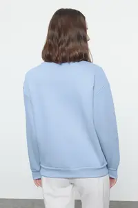 TRENDYOLMİLLA Light Blue Thick Regular/Normal Pattern Crew Neck Basic Knitting Sweatshirt with Fleece Inside - Image 5