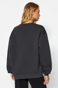TRENDYOLMİLLA Anthracite Oversized/Relaxed Cut Basic Crew Neck Thick/Fleece-lined Knitting Sweatshirt - Image 7